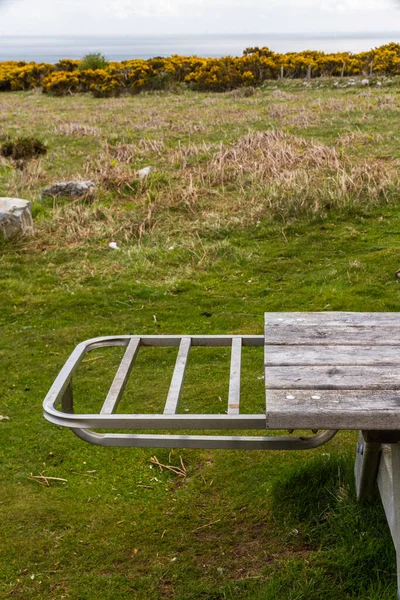 Picnic Bench Metal Shelf Hold Disposable Portrait Close — Foto Stock