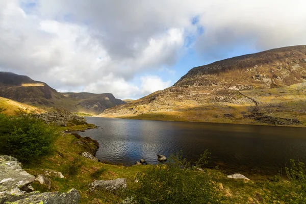 Озеро Ллин Огвен Горной Ручкой Спиной Nant Francon Bethesda Snowdonia — стоковое фото