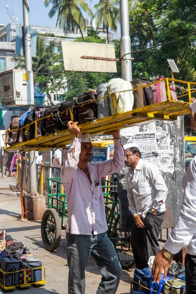 Leverans av mat till Dabbawala i Mumbai Royaltyfria Stockfoton