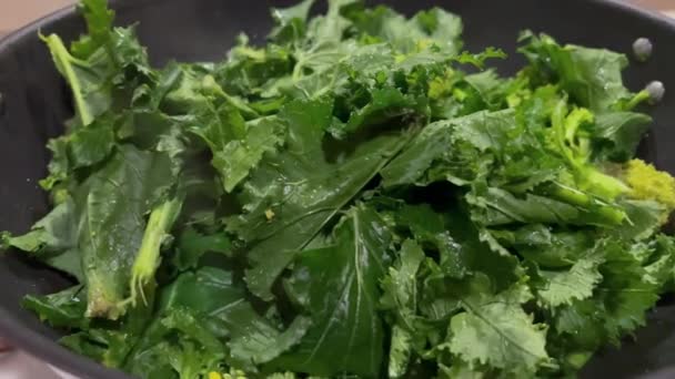 Cuisson des légumes verts au navet à la maison — Video