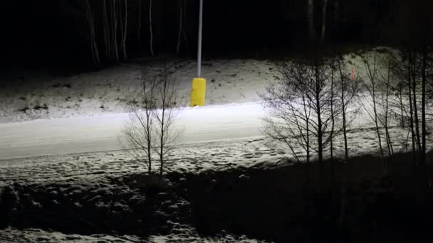 イタリアのスキー地区での夜のスキー — ストック動画