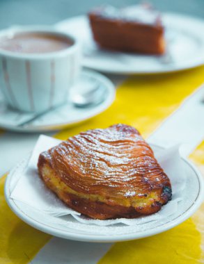 Napoli 'den tipik İtalyan pastası.