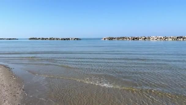 Kristallklares Meer an der Adriaküste der Romagna — Stockvideo