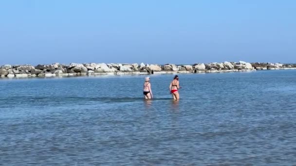 Adriyatik Rivierası. Denizde yürüyen yaşlı kadınlar. — Stok video