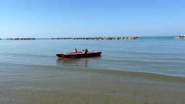 Suda yüzen kırmızı kurtarma botu