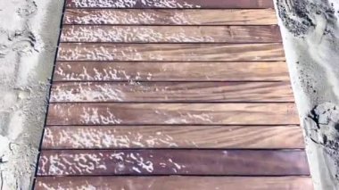 sahile doğru yürümeye