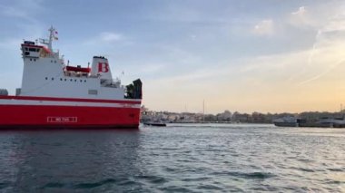 Kargo gemisi İbiza 'nın eski kasabasını gösteriyor.