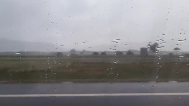 비행기 창문에는 내리는 봄바람에 공항에서 륙하는 장면이 있었다 창문을 흘러내리는 — 비디오