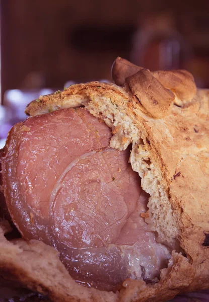 İtalya 'da muhteşem bir Paskalya yemeği sırasında fırında jambon kabuğundan çıkıyor. Güzel yağlı et, ağız sulandırıcı..