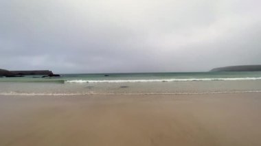 Port Ness Sahili 'nin, Lewis Adası' nın, Outer Hebrides 'in ıssız, rüzgarlı, yağmurlu bir günde, sürekli yağmur yağıyordu. Beyaz kumlar, cennet kumsalı, Atlantik havası. İskoçya.