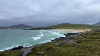 Harris Adası, Outer Hebrides, İskoçya 'daki güzel ve etkileyici Seilebost Sahili geniş açılı. Güçlü deniz, bulutlar, turkuaz suda beyaz köpük..