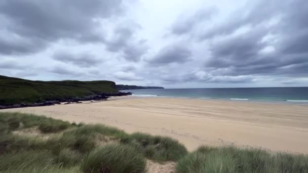 Câmera Esquerda Para Direita Revelando Belas Areias Mar Praia Traigh — Vídeo de Stock