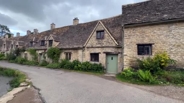 Wide Angle Shooting Charming Row Typical Cotswold Cottages Historic Village — Stockvideo