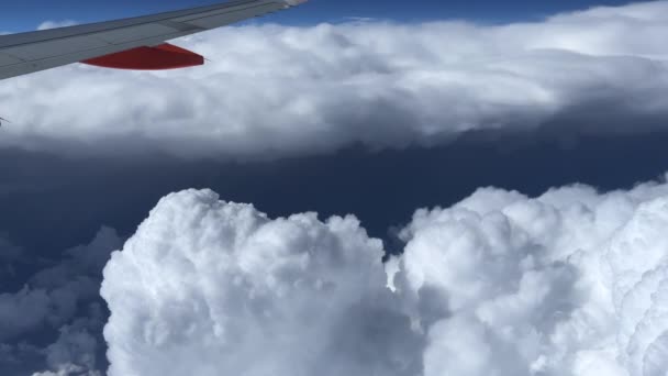 Pemandangan Formasi Awan Putih Besar Yang Lembut Dari Jendela Pesawat — Stok Video