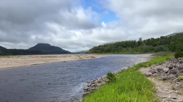 Highlands Scotland View Large Loch Sandy Beach River Flowing Cloudy — Vídeo de stock