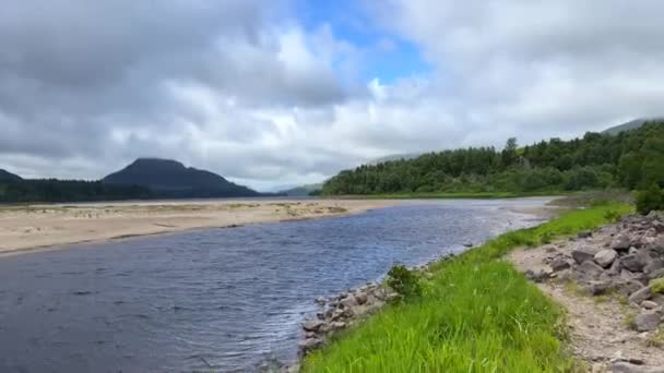 Highlands Scotland View Large Loch Sandy Beach River Flowing Cloudy — Vídeo de Stock