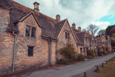 Bibury, UK, 28 june 2022. Charming cottages in Arlington Row in Bibury with River Coln, Cotswolds, Gloucestershire, UK. Moody weather, british summer atmosphere.