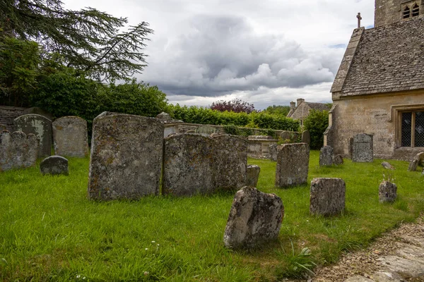 Burford June 2022 Little Peaceful Spooky Cemetery Cotswolds Peters Church — Stockfoto