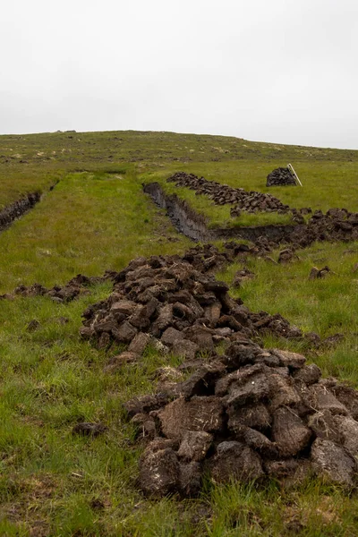 Fresh Cut Wet Damp Peat Slices Drying Summer Scottish Moor — Stock Photo, Image