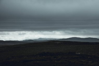 Kasvetli, kasvetli ve yağmurlu bir günde Lewis ve Harris Adası 'nın göbeğine yolculuk. Uzakta puslu tepeler, elektrik hatları ve hiçliğin ortası..