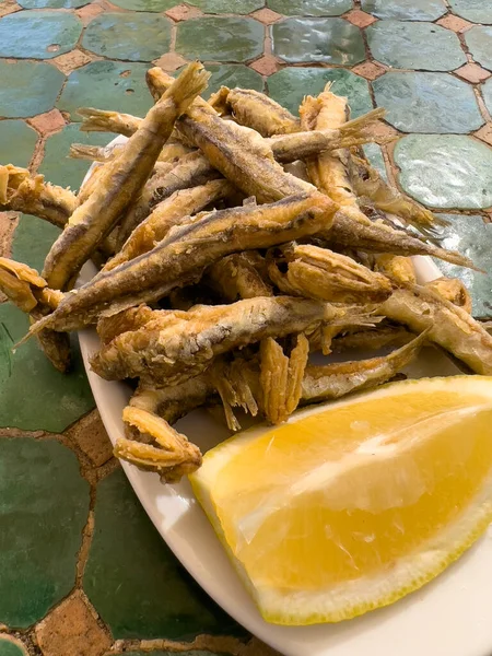 Boquronesの料理Fritos パンと揚げ魚の餌 イビザとスペインの典型的なタパススタイルの食べ物 バレアレス料理 カリカリと風味豊かな前菜 — ストック写真