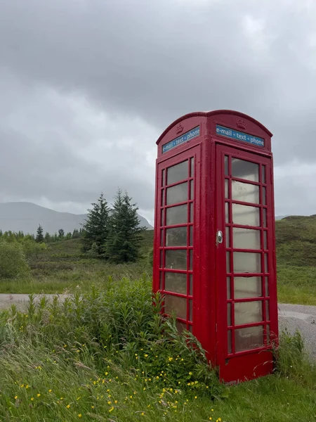 Британская Винтажная Красная Телефонная Будка Глуши Вдоль Проселочной Дороги Шотландии — стоковое фото