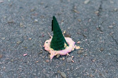 Çocukların doğum günü partisi için cam bardakta dondurma külahı. Renkli dekorlar ve bulanık arkaplanlı şekerler..