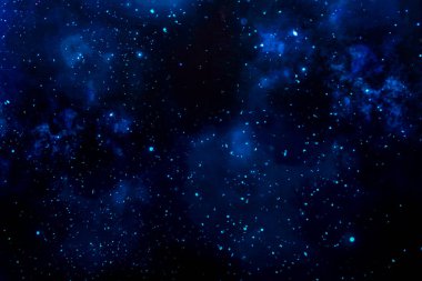 Lacivert soyut arka plan ve beyaz noktalar. Evren yıldızlarla, bulutsularla ve galaksilerle doludur. Noel mavi arka planı.