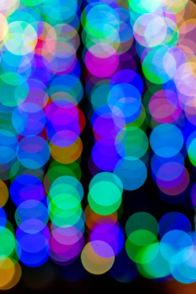 Farbige verschwommene Lichter, defokussierter Hintergrund. Neujahr Weihnachten Hintergrund mit bunten verschwommenen Lichtern. — Stockfoto