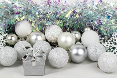 Beyaz Dzungarian hamsterı hediye kutusunda. Beyaz ve gümüş toplu Noel kartı, çelenk, süs, beyaz arka planda kar taneleri.