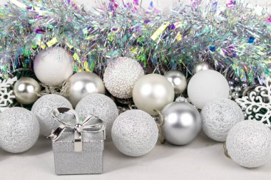 Beyaz Dzungarian hamsterı hediye kutusunda. Beyaz ve gümüş toplu Noel kartı, çelenk, süs, beyaz arka planda kar taneleri.