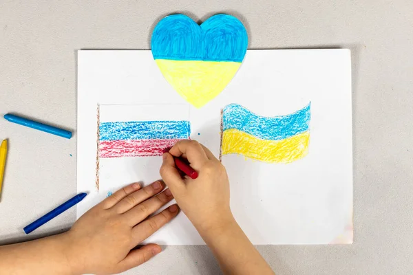 Dziecko Robi Znak Serca Rękami Nad Rysunkiem Dwóch Flag Ukrainy — Zdjęcie stockowe