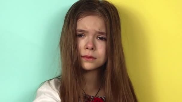 Ukrainska lilla flickan visar STOP med handen. Stoppa kriget i Ukraina. Barn mot krig. — Stockvideo