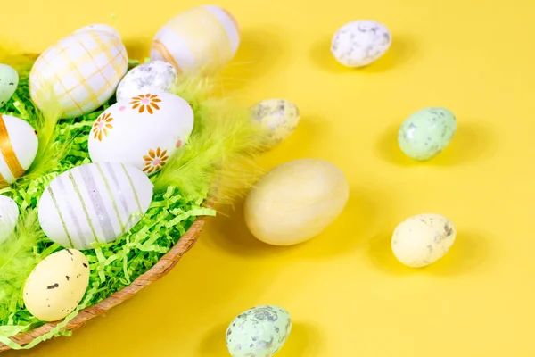 Nid de Pâques avec œufs et plumes sur fond jaune gros plan. Concept minimal. — Photo