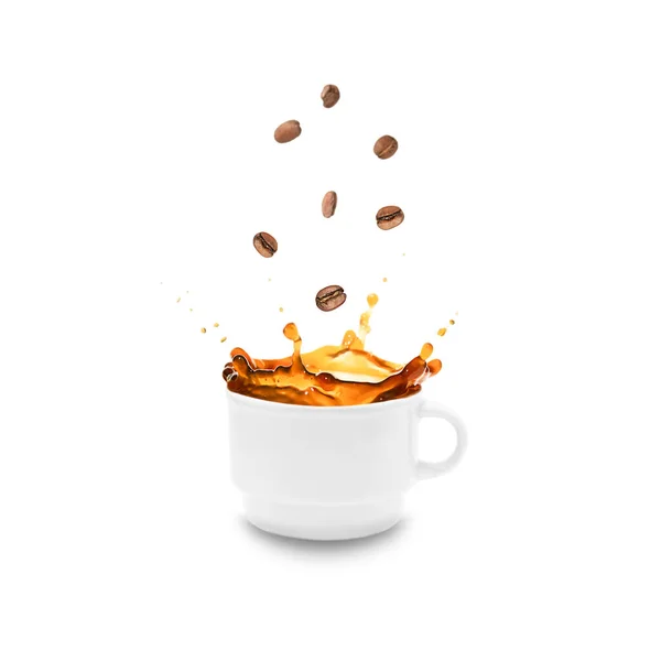El café se vierte de una taza con salpicaduras y granos de café sobre un fondo blanco. —  Fotos de Stock
