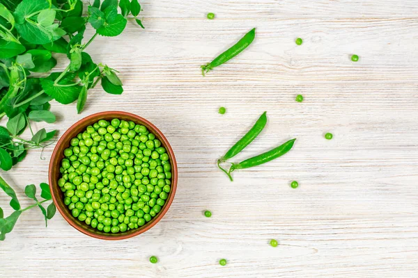 Guisantes Verdes Frescos Tazón Sobre Fondo Madera Blanca Vista Desde —  Fotos de Stock