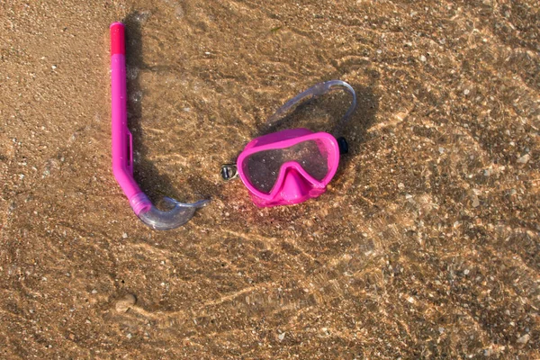 Pink Swimming Mask Diving Snorkel Lie Sand Water — 图库照片