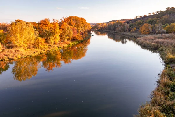 Árboles Multicolores Otoño Sol Orilla Del Río Paisaje Otoño Brillantes — Foto de Stock