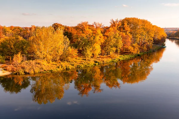 Árboles Multicolores Otoño Sol Orilla Del Río Paisaje Otoño Brillantes — Foto de Stock