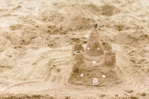 Zandkasteel Schelpen Het Strand Zon Plaats Voor Een Opschrift — Stockfoto