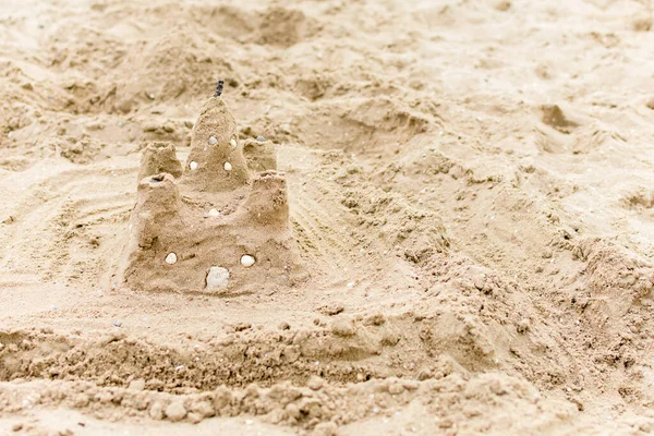 Zandkasteel Schelpen Het Strand Zon Plaats Voor Een Opschrift — Stockfoto