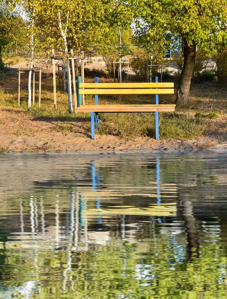 Banco Amarillo Parque Otoño Refleja Agua Hermoso Fondo Otoño Concepto — Foto de Stock