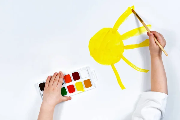 Ręce Dzieci Rysują Słoneczny Akwarela Kreatywność Dzieci Malarstwo Wczesny Rozwój — Zdjęcie stockowe