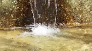 Dağdan düşen berrak suyun videosunu kapat.