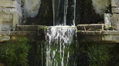 Dağdan düşen berrak suyun videosunu kapat.