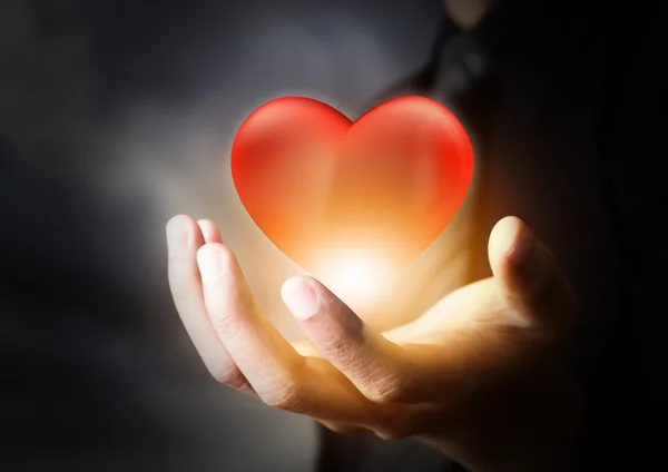 Rood glas hart in zakenman hand — Stockfoto