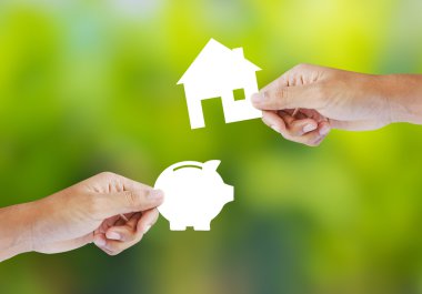 holding kağıt kumbara ve ev şekli el