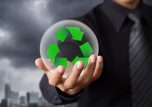 Empresários segurando sinal de reciclagem em bola de cristal — Fotografia de Stock