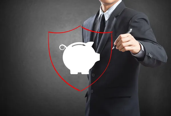 Affärsman ritning shield skyddar spargris och pengar, försäkring koncept — Stockfoto