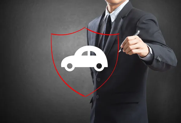 Hombre de negocios dibujo escudo proteger auto coche, concepto de seguro Imágenes De Stock Sin Royalties Gratis